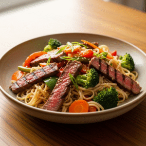 Krydret oksewok med spru00f8d wokblanding og risnudler