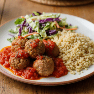 Milde ku00f8dboller i tomatsauce med bulgur og spru00f8d ku00e5lsalat