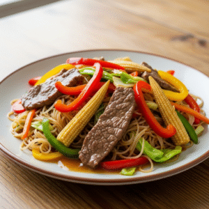 Oksewok med su00f8d peber, babymajs og risnudler