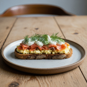 Rugbru00f8dstoast med varmru00f8get laks, u00e6ggecreme og dild