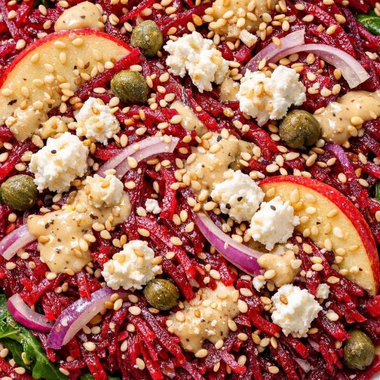 { "alt_text": "Rødbedesalat med æble, feta og tahin-sennepsdressing på hvid tallerken, med rucola, revet rødbede, rødløg, kapers og sesam", "file_name": "roedbedesalat-med-aeble-feta-og-tahin-sennepsdressing-5273" }