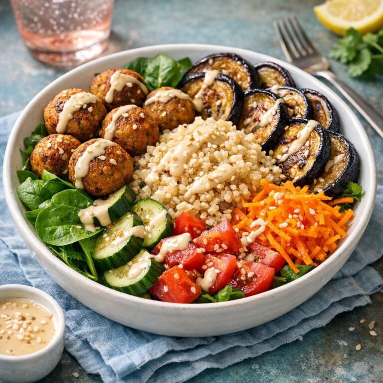 { "alt_text": "Skål med falafel, bagt aubergine, bulgur, revet gulerod, spinat og tomat med tahindressing", "file_name": "falafel-bowl-med-bagt-aubergine-og-tahindressing-4276" }